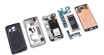 Samsung Galaxy S5 gets torn to pieces