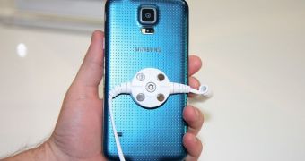 Blue Galaxy S5 now available in Canada