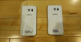 Samsung Galaxy S6 Edge next to Galaxy S6 back comparison