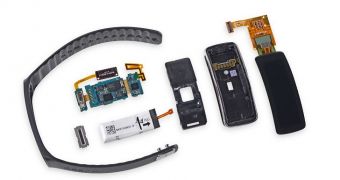 Samsung Gear Fit gets torn apart