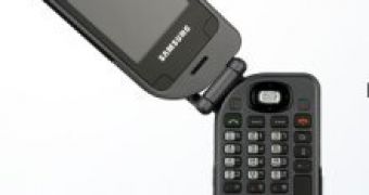 The handset packs a full QWERTY keyboard
