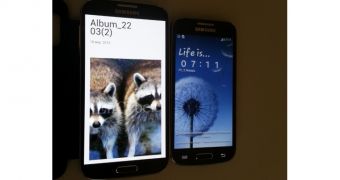 Samsung GALAXY S 4 Mini next to Galaxy S 4