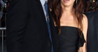 Sandra Bullock with Ryan Reynolds on the red carpet, 2011