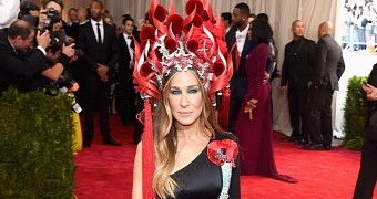 Sarah Jessica Parker’s Flaming Headdress at MET Gala 2015 Is Cruelly Mocked Online - Gallery