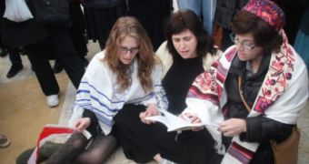 Sarah Silverman’s Sister Arrested in Jerusalem for Wearing Tallitot – Video
