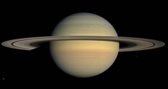 Winds on Saturn blow both East and West, new research shows
