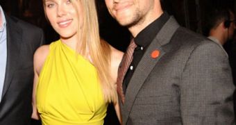 Scarlett Johansson and Joseph Gordon-Levitt are dating now, says report