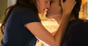 Screenwriter Melissa Rosenberg promises “Breaking Dawn” will be hotter without getting an R rating