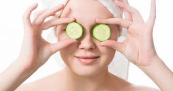 Applying cold compresses or sliced cucumbers on the eyes – the best way to eliminate dark circles