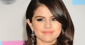 Selena gomez hides her romance with Justin Bieber from friends and family