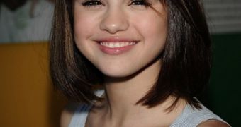Selena Gomez Denies Dating Taylor Lautner