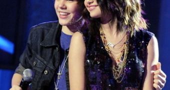 Selena Gomez becomes target of death threats after pictures of her kissing Justin Bieber emerge online