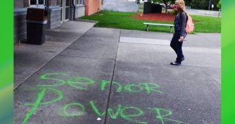 “Senior” misspelling is written off as result of vandalizing property in a hurry