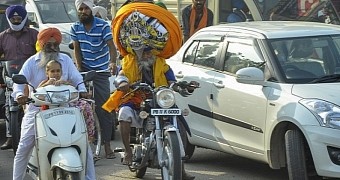 Indian man's turban might be the largest in the world