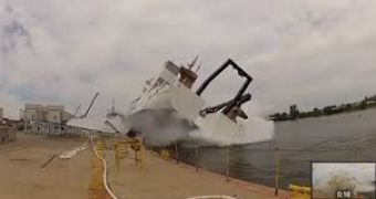 Ship Launch Fails Miserably in Wisconsin – Video