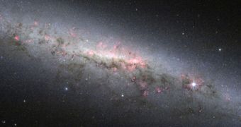 Side-on View of Distant Galaxy Reveals Its Central Bulge