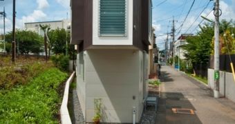 Skinny house in Tokyo shelters two families