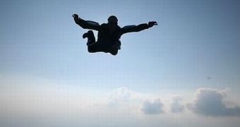 Skydiver Survives 8,000-Foot (2,438-M) Fall, Crash in California – Video