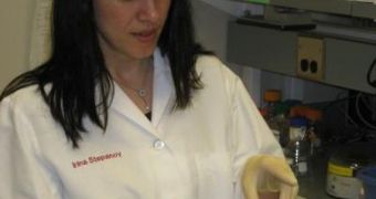 Researcher Irina Stepanov, PhD, examines a can of smokeless tobacco