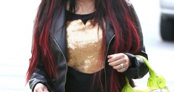 Snooki shows off new bling, which is possibly an engagement ring