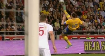 Zlatan Ibrahimovic achieves amazing overhead kick-goal