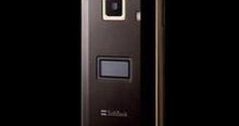 Softbank 705P: A New RAZR-like Phone