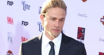 Charlie Hunnam looking dapper at the season 7 premiere of “Sons of Anarchy”