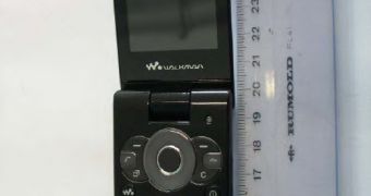 Sony Ericsson W980 during the FCC tests