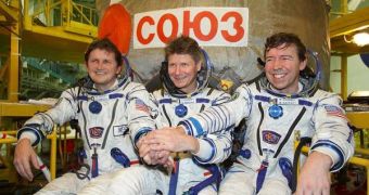 Charles Simonyi (left), cosmonaut Gennady Padalka (center), Expedition 19 commander, and astronaut Michael Barratt (right) will dock on the ISS today