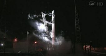 Falcon 9 and Dragon are seen here at their CCAFS launch pad, just moments before the takeoff procedure was aborted