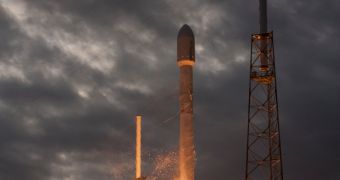 Falcon 9 blasts off with the THAICOM 6 satellite on Monday, January 6, 2014