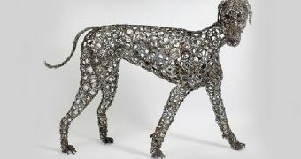 Artist uses bicycle chains to make dog sculptures (click to see picture)