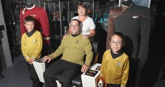 Man turns his basement into the interior of the starship Enterprise (NX-01)