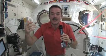 Star Trek's Captain Kirk Talks to Fellow Canadian ISS Astronaut Chris Hadfield - Video