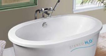 Whirlpool bath tub with built-in Stereo H20