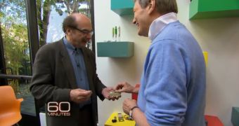 David Kelley discussing the early Apple mouse with the host of CBS' 60 Minutes