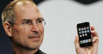 Steve Jobs unveiling the original Apple iPhone in 2007