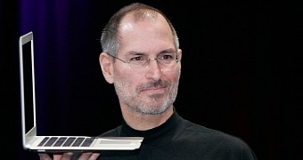 Steve Jobs holding the MacBook Air