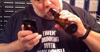 Steve Wozniak wearing a Gary-Powell-joke T-shirt, drinking a beer, and playing with his iPhone