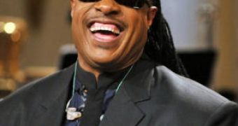 Stevie Wonder breaks down in tears singing Michael Jackson’s “The Way You Make Me Feel” at HBO concert