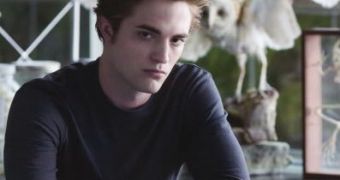 Robert Pattinson says Kristen Stewart brags about landing him the Edward part, which is not entirely accurate