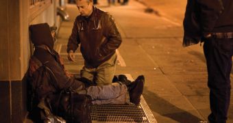 “Street Doctor” Dresses like a Homeless Man and Treats People Without a Home