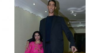 Sultan Kosen marries 5'8" (175 cm) tall woman