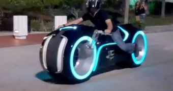 TRON Legacy LightCycle All-Electric Replica Goes Testing [Video]