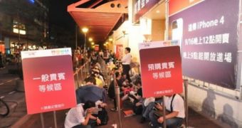 Folks waiting in line for the iPhone 4 launch in Taiwan