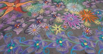 Artist creates amazing sand paintings on pavements and wooden floors
