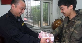 Taxi driver Zhao Lei returned the money he found on his cab to the rightful owners