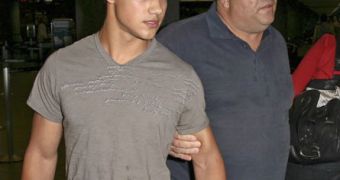 Report claims Taylor Lautner was dropped by his publicist because of his meddling dad