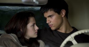Taylor Lautner says he wouldn’t change a thing about Bella and Jacob’s relationship in “New Moon”