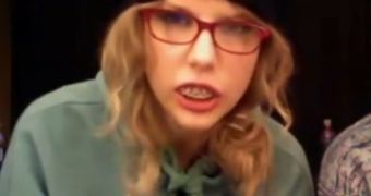 Taylor Swift puts on nerdy face to convince Academy of Country Music she deserves Entertainer of the Year award